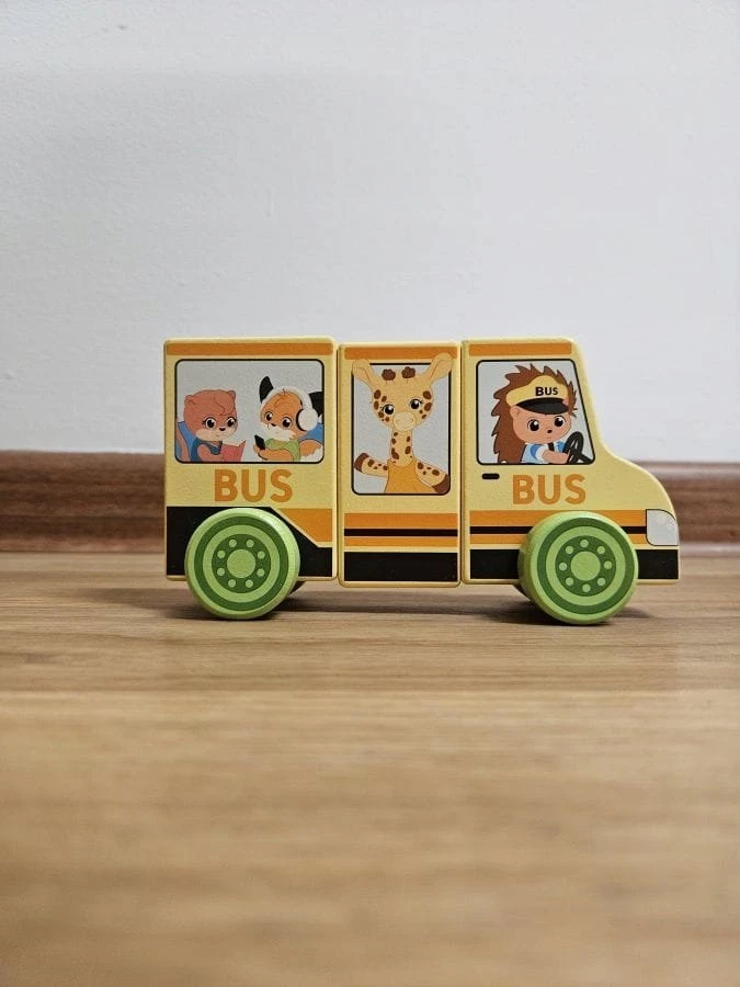 TREFL 61788 Medinis žaislas Magnetinė transporto priemonė - Mokyklinis autobusas Tiny Tails