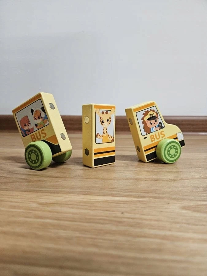 TREFL 61788 Medinis žaislas Magnetinė transporto priemonė - Mokyklinis autobusas Tiny Tails