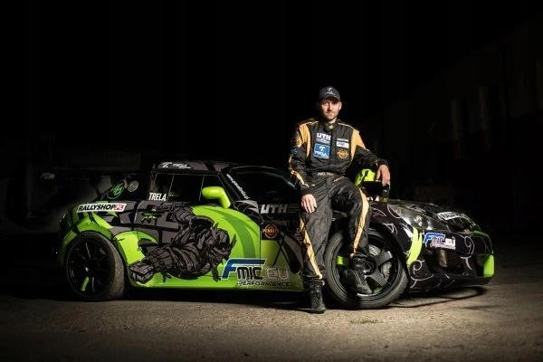 Sportinis drifto automobilis su lenktynininku