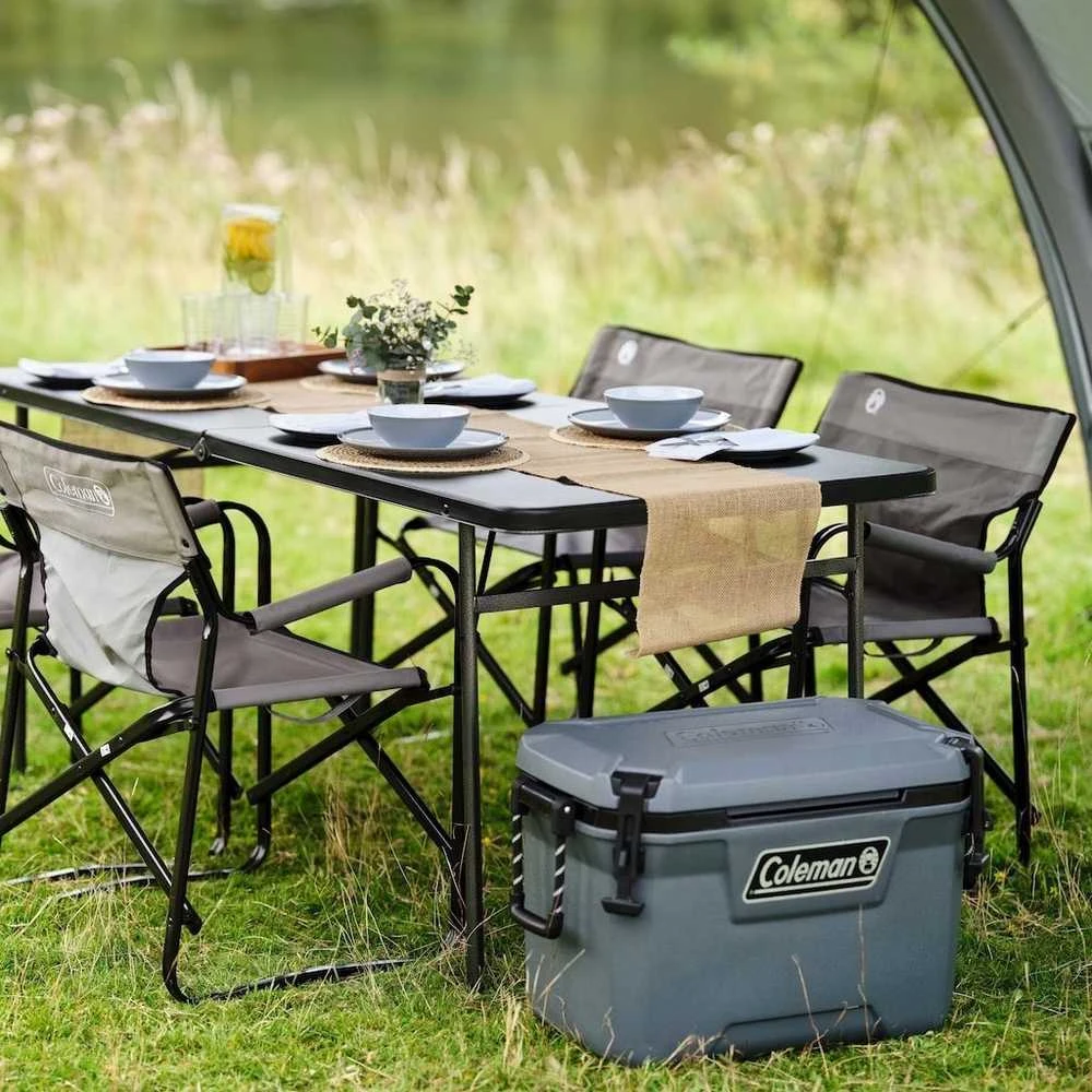 Coleman Convoy 65qt ledo dėžė gamtos stovyklavietėje