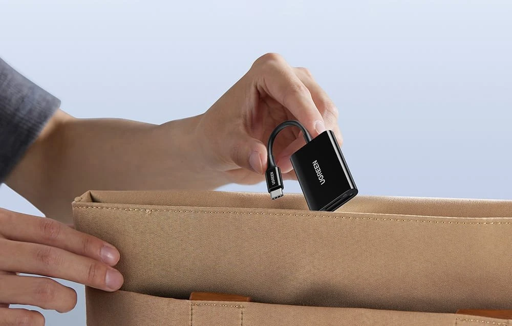 Ugreen USB-C kortelių skaitytuvas rankoje