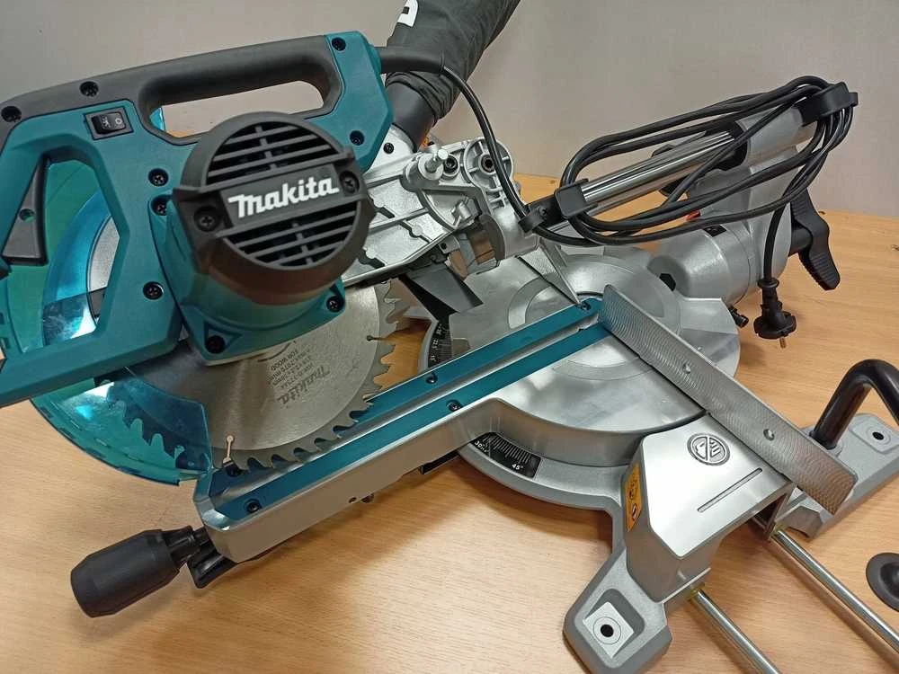 Makita Elektrinės pjovimo staklės LS1110F 1450 W • 260 mm • 4500 aps/min