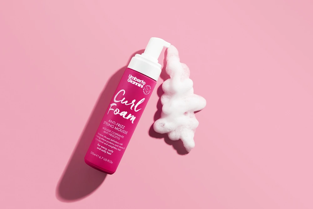 Umberto Giannini Curl Foam plaukų formavimo putos su natūraliomis sudedamosiomis dalimis, apsaugančios nuo garbanų susivėlimo ir suteikiančios apimties, 200 ml