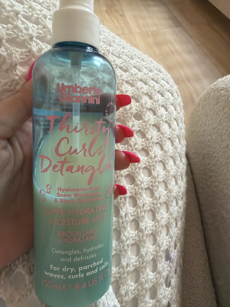 Umberto Giannini Thirsty Curls drėkinantis ir sušukuojantis plaukų purškiklis, 250 ml