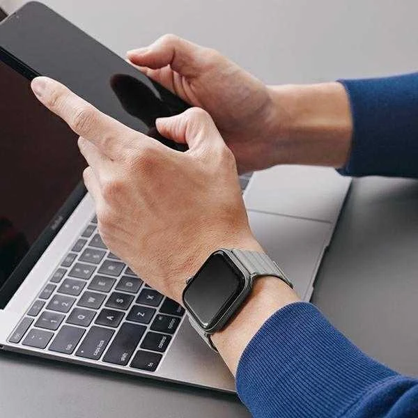 UNIQ Revix apyrankė AppleWatch Series1-8/SE/SE2/SE3/Ultra1/2/3 42/44/45/49mm Reversible Magnetic juodos spalvos