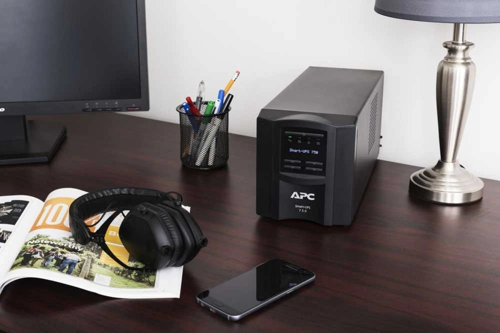 APC SMART-UPS 750VA LCD 230V WITH SMARTCONNECT