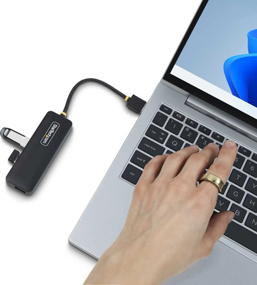 StarTech USB šakotuvas su prijungtais įrenginiais