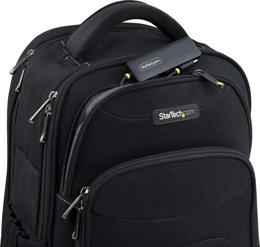 Startech USB šakotuvas prijungtas prie juodos kuprinės