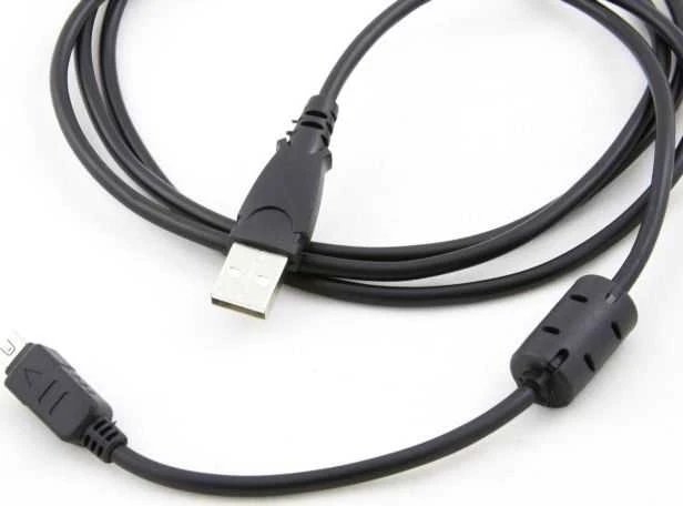 Juodas USB laidas su ferito šerdimi