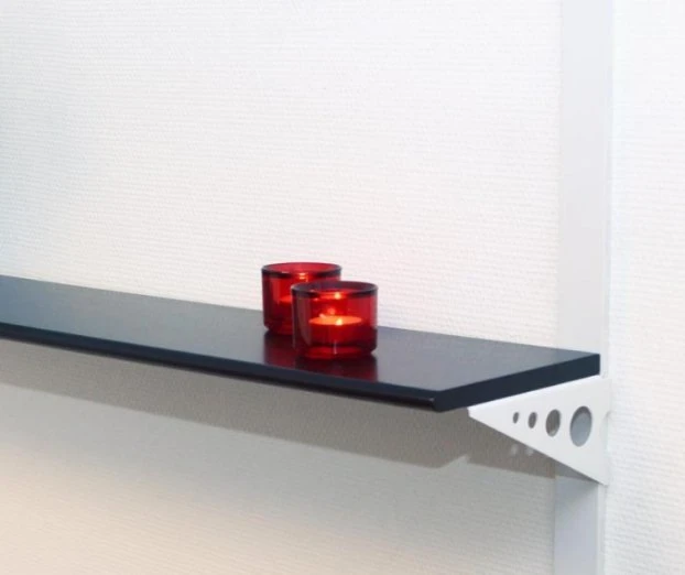 Usorteret M-dizaino lentyna 40x20x1,5 cm. juoda. Matmenys: ilgis 400xplotis 200xaukštis 15 mm. Maksimali apkrova 15 kg. Spalva: juoda. Užapvalinti kampai. Medžiaga: MDF plokštė su NC lakuotu paviršiumi. Glazūra iš visų 4 pusių.