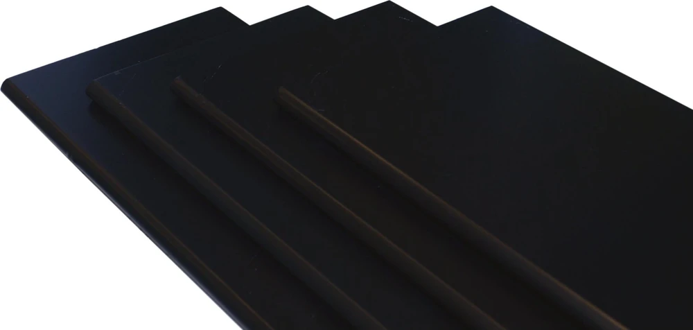 Usorteret M-dizaino lentyna 40x20x1,5 cm. juoda. Matmenys: ilgis 400xplotis 200xaukštis 15 mm. Maksimali apkrova 15 kg. Spalva: juoda. Užapvalinti kampai. Medžiaga: MDF plokštė su NC lakuotu paviršiumi. Glazūra iš visų 4 pusių.
