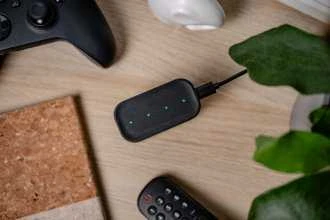 „Newell“ keturių kanalų įkroviklis ir 4 AA ličio jonų įkraunamų baterijų rinkinys – 2200 mAh