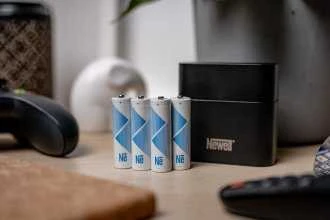 „Newell“ keturių kanalų įkroviklis ir 4 AA ličio jonų įkraunamų baterijų rinkinys – 2200 mAh