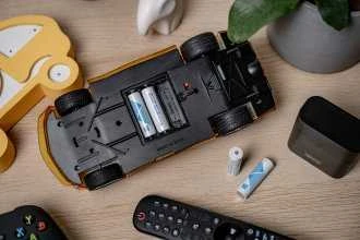 „Newell“ keturių kanalų įkroviklis ir 4 AA ličio jonų įkraunamų baterijų rinkinys – 2200 mAh