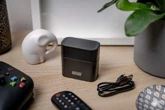 „Newell“ keturių kanalų įkroviklis ir 4 AA ličio jonų įkraunamų baterijų rinkinys – 2200 mAh