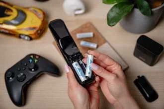„Newell“ keturių kanalų įkroviklis ir 4 AA ličio jonų įkraunamų baterijų rinkinys – 2200 mAh
