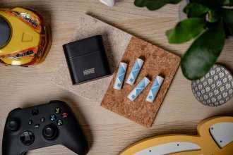 „Newell“ keturių kanalų įkroviklis ir 4 AA ličio jonų įkraunamų baterijų rinkinys – 2200 mAh
