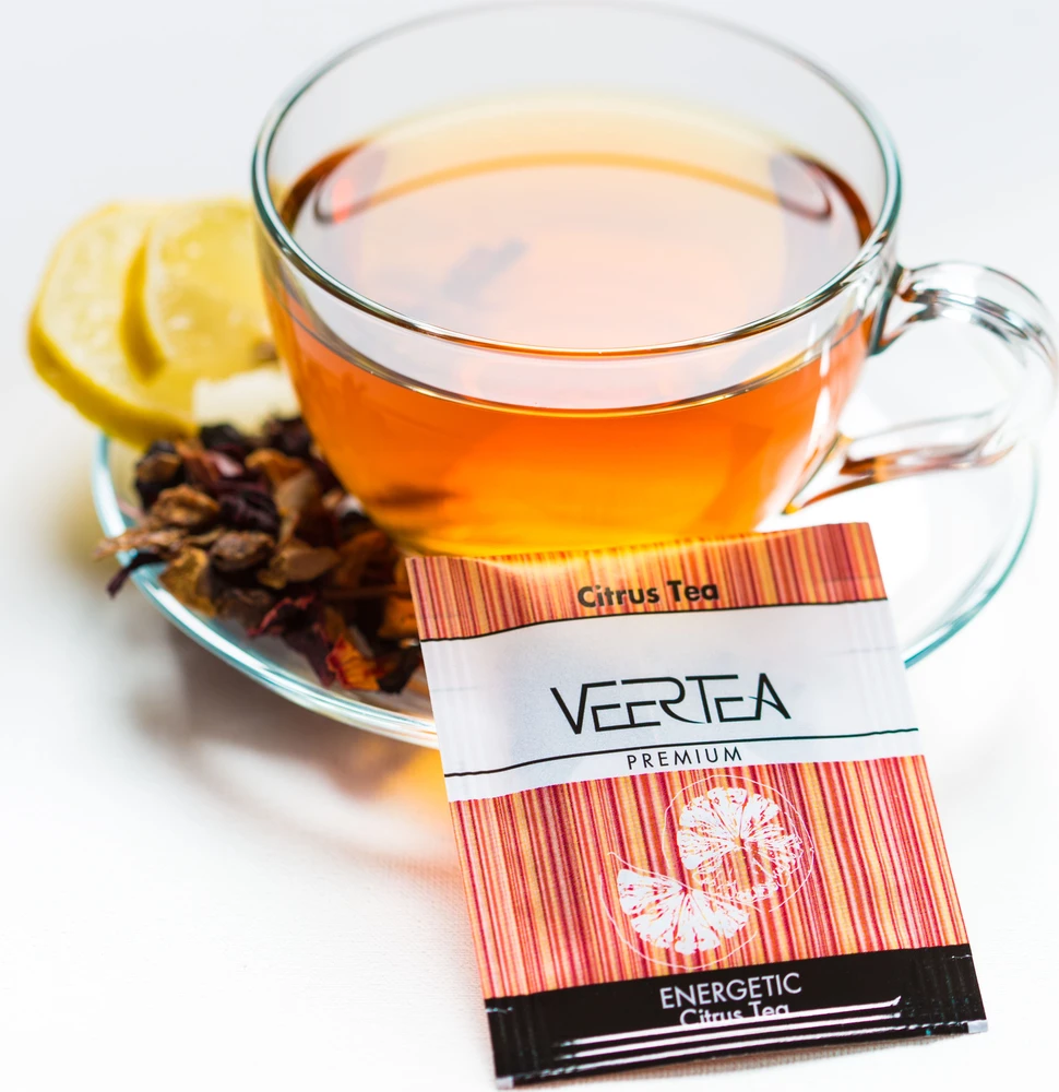 Veertea citrusinių vaisių arbata su citrinos griežinėliais