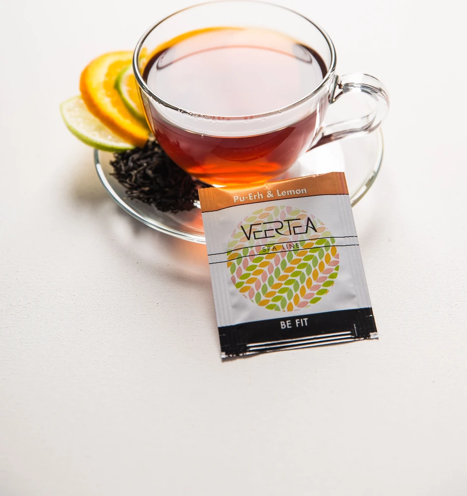 Pu-erh arbata su citrina stikliniame puodelyje