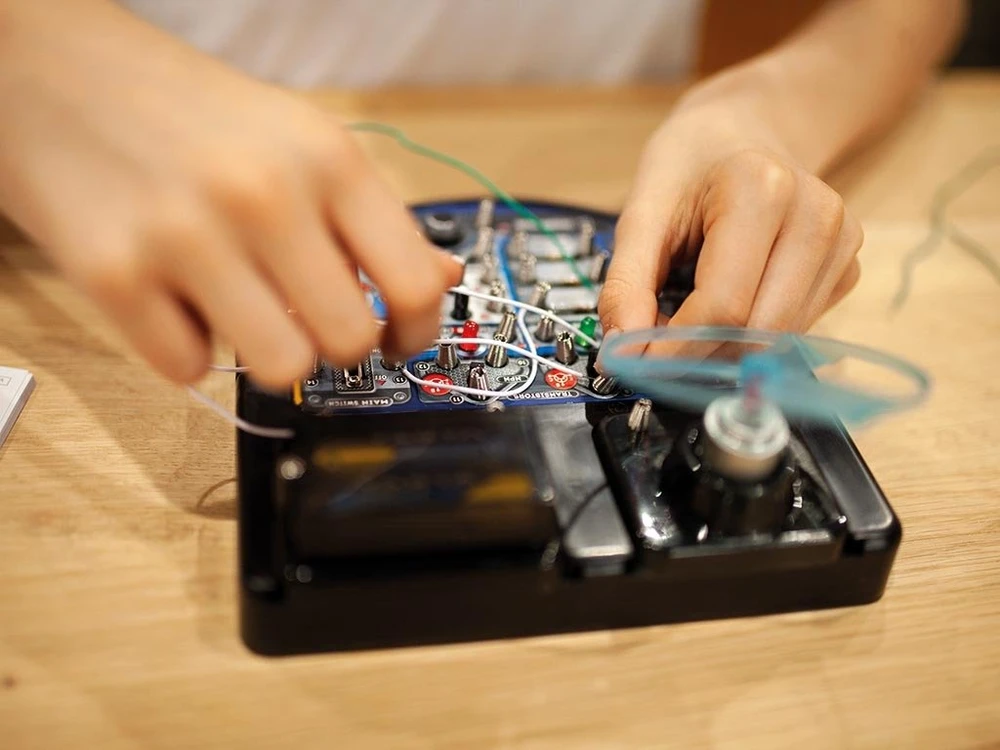 Edukacinis elektronikos rinkinys su 19 eksperimentų (EN kalba) LED, fan & sound Velleman