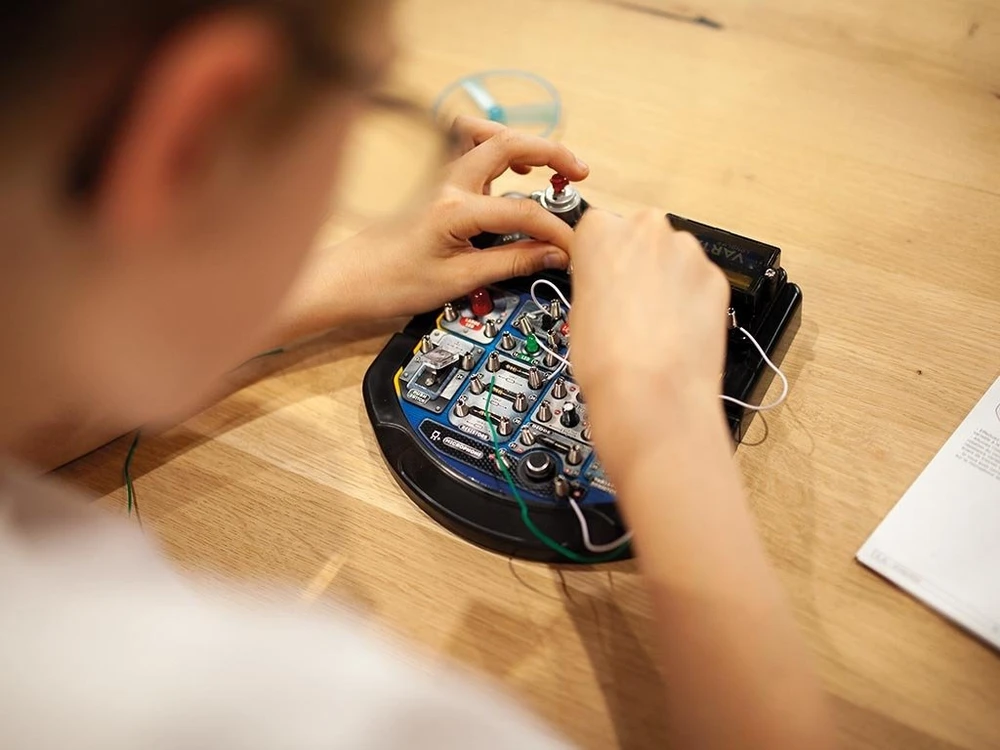 Edukacinis elektronikos rinkinys su 19 eksperimentų (EN kalba) LED, fan & sound Velleman