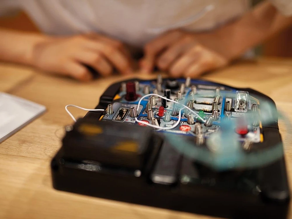 Edukacinis elektronikos rinkinys su 19 eksperimentų (EN kalba) LED, fan & sound Velleman