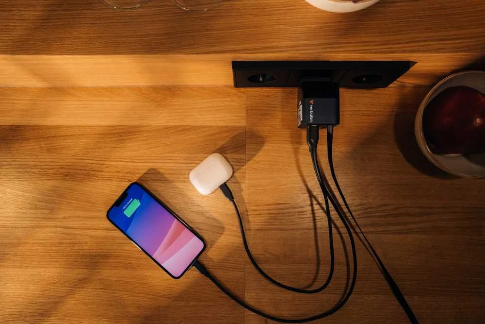 Verbatim GaN sieninis įkroviklis, 65 W, 2 prievadai, USB-C laidas, sulankstomas JAV kištukas su ES / JK adapteriais