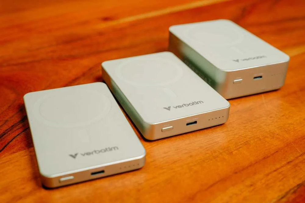 „Verbatim Charge ‘n’ Go Essentials“ magnetinė belaidė išorinė baterija, 5000 mAh, Žalia
