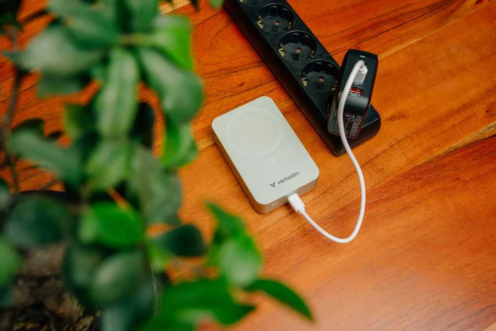 „Verbatim Charge ‘n’ Go Essentials“ magnetinė belaidė išorinė baterija, 20000 mAh, Žalia