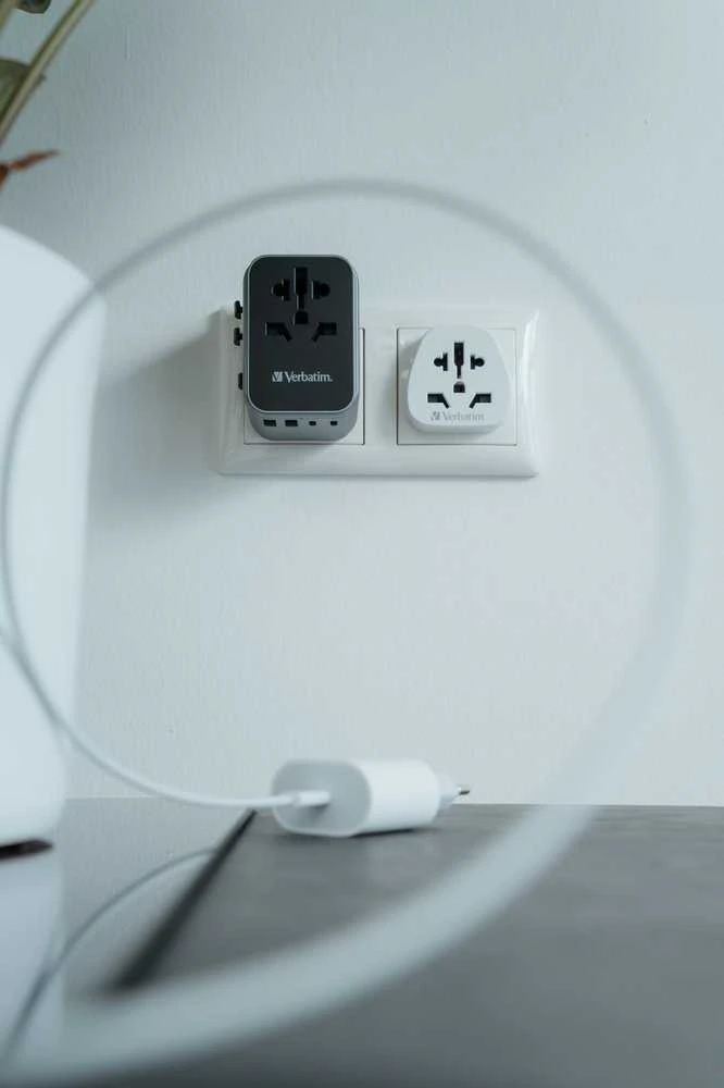 Verbatim Adapteris kelioninis EU/UK/US 2xUSB-A/2xUSB-C PD 30W UTA-03 juodos spalvos 49545