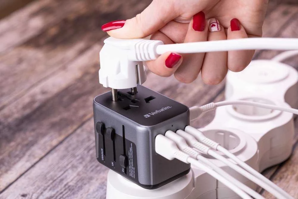 Verbatim Adapteris kelioninis EU/UK/US 2xUSB-A/2xUSB-C PD 30W UTA-03 juodos spalvos 49545
