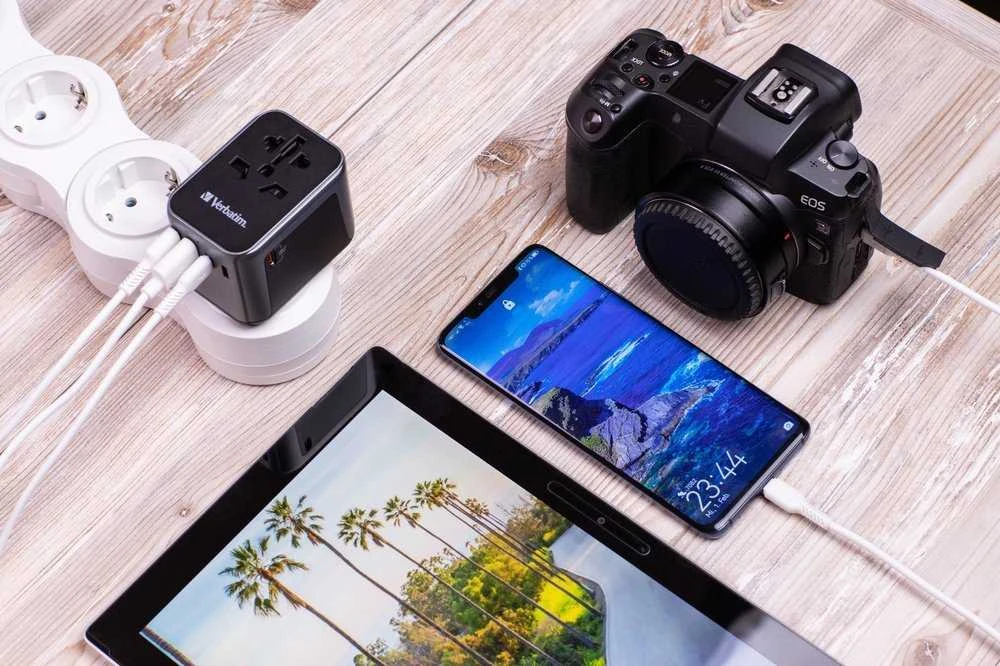 Verbatim Adapteris kelioninis EU/UK/US 2xUSB-A/2xUSB-C PD 30W UTA-03 juodos spalvos 49545
