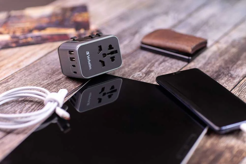 Verbatim Adapteris kelioninis EU/UK/US 2xUSB-A/2xUSB-C PD 30W UTA-03 juodos spalvos 49545
