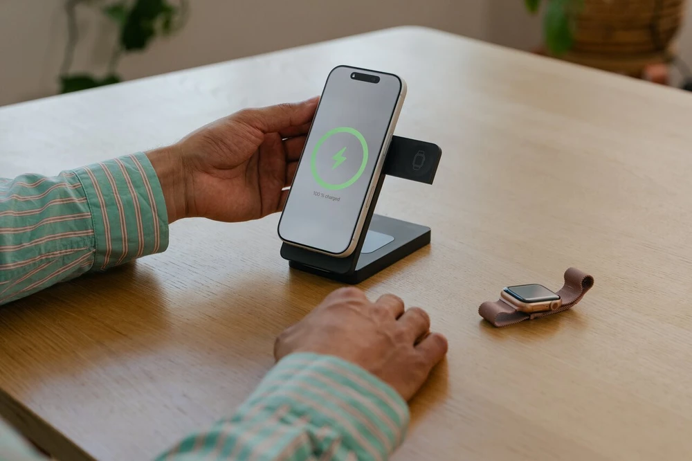 „Verbatim Charge ‘n’ Go Qi2 3-in-1“ magnetinė belaidė išorinė baterija, 10000 mAh, USB-C, Pilkas