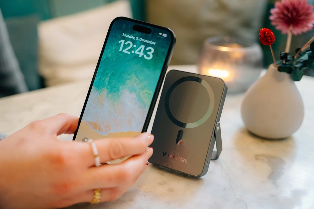 „Verbatim Charge ‘n’ Go“ magnetinė belaidė įkrovioji baterija su stovu, 10000 mAh, pilka