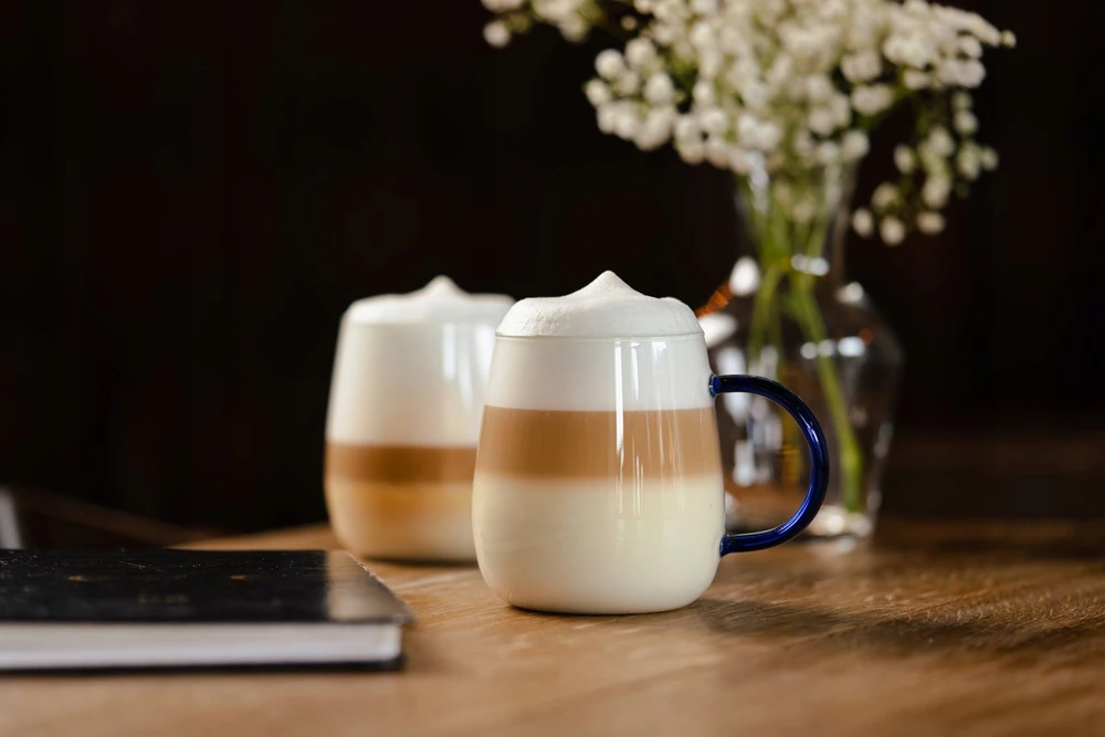 Vialli Design 2 stiklinės su mėlyna rankena 400 ml Bolla (1135)