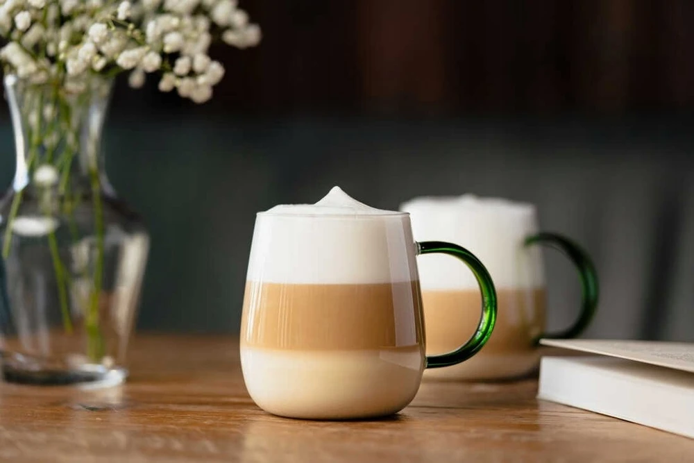 Vialli Design 2 stiklinės su žalia rankena 400 ml Bolla (1142)