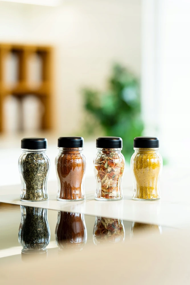 Vialli Design Prieskonių stiklainių rinkinys Vilagio 12 balti + 12 juodi 1333