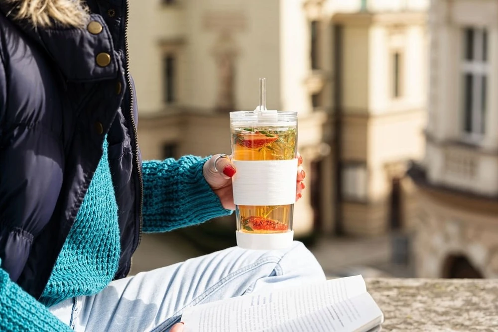 Vialli Design Termo puodelis stiklinis ze słomką 600 ml balta Fuori 30404