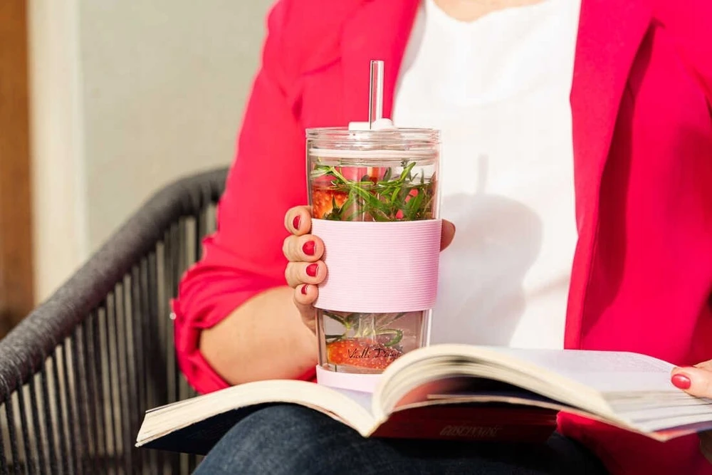Vialli Design Termo puodelis stiklinis ze słomką 600 ml rožinė Fuori 30411