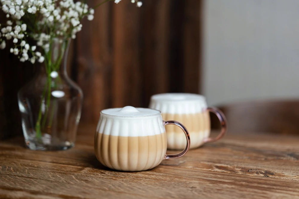 Tulip Vialli Design - Tulpių rinkinys iš 2 puodelių su rožine rankena 350ml