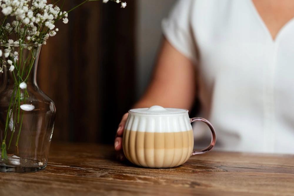 Tulip Vialli Design - Tulpių rinkinys iš 2 puodelių su rožine rankena 350ml