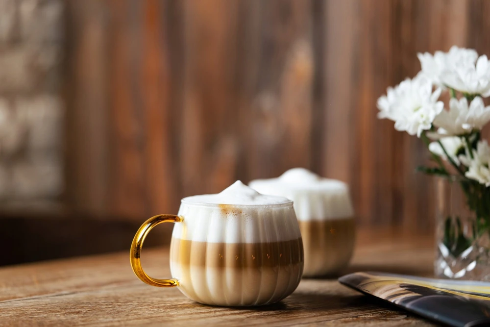 Tulip Vialli Design - Tulpių rinkinys iš 2 puodelių su geltona rankena 350ml