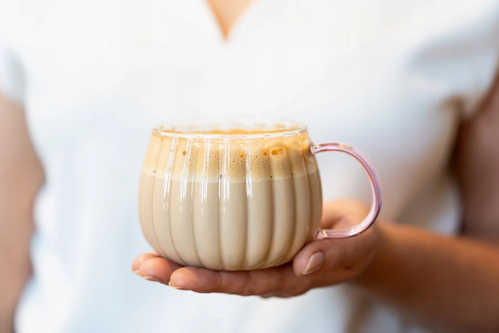 Tulip Vialli Design - Tulpių rinkinys iš 2 puodelių su rožine rankena 350ml