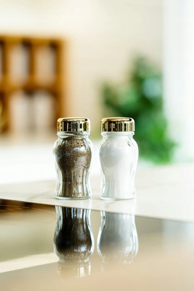 „Vialli Design“ vitrina su „Vilagio“ prieskonių indeliais, 12 auksinių + 12 sidabrinių