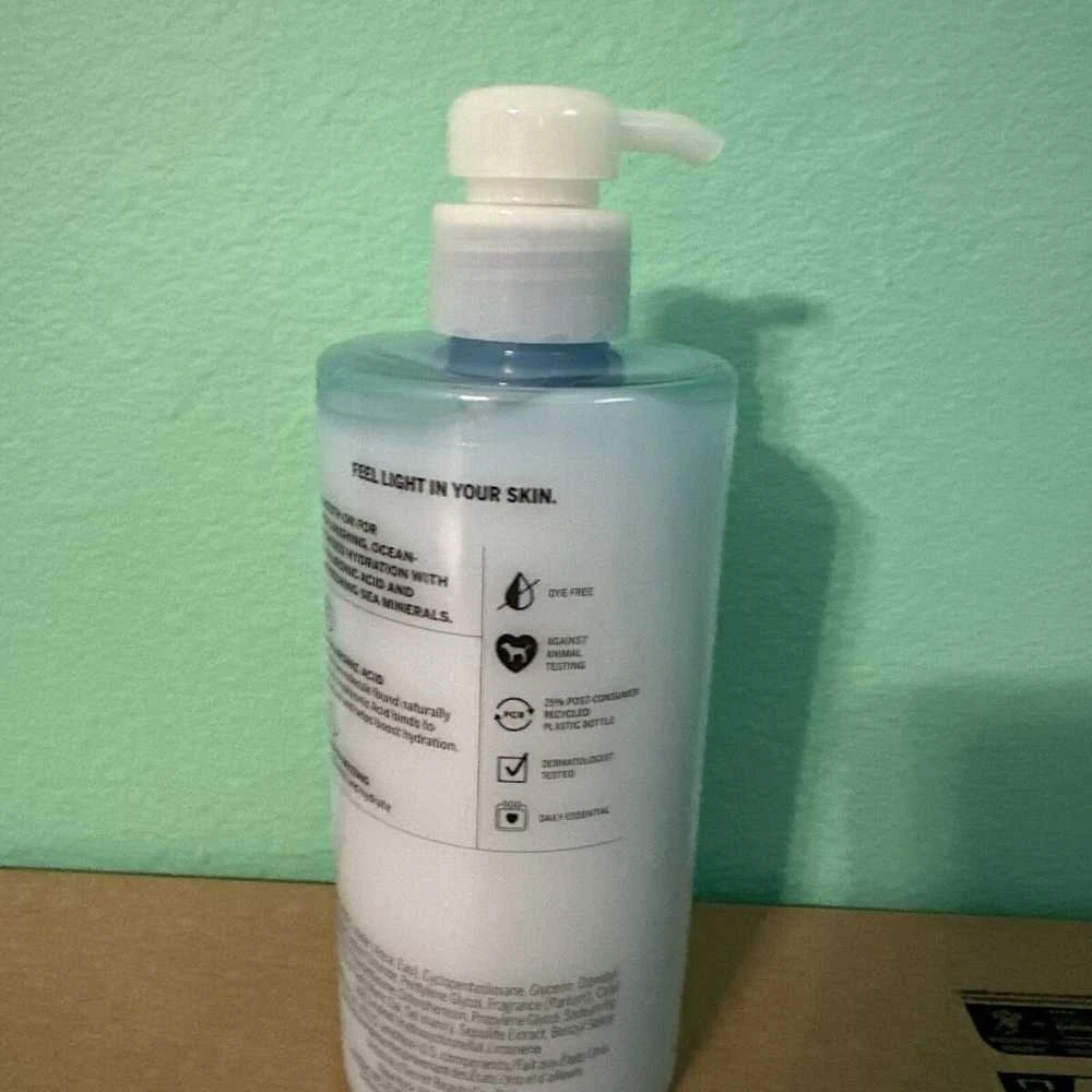 Victoria Secrets Victoria's Secret Rožinė Vanduo Hydrating Losjonas kūnui, 415 ml