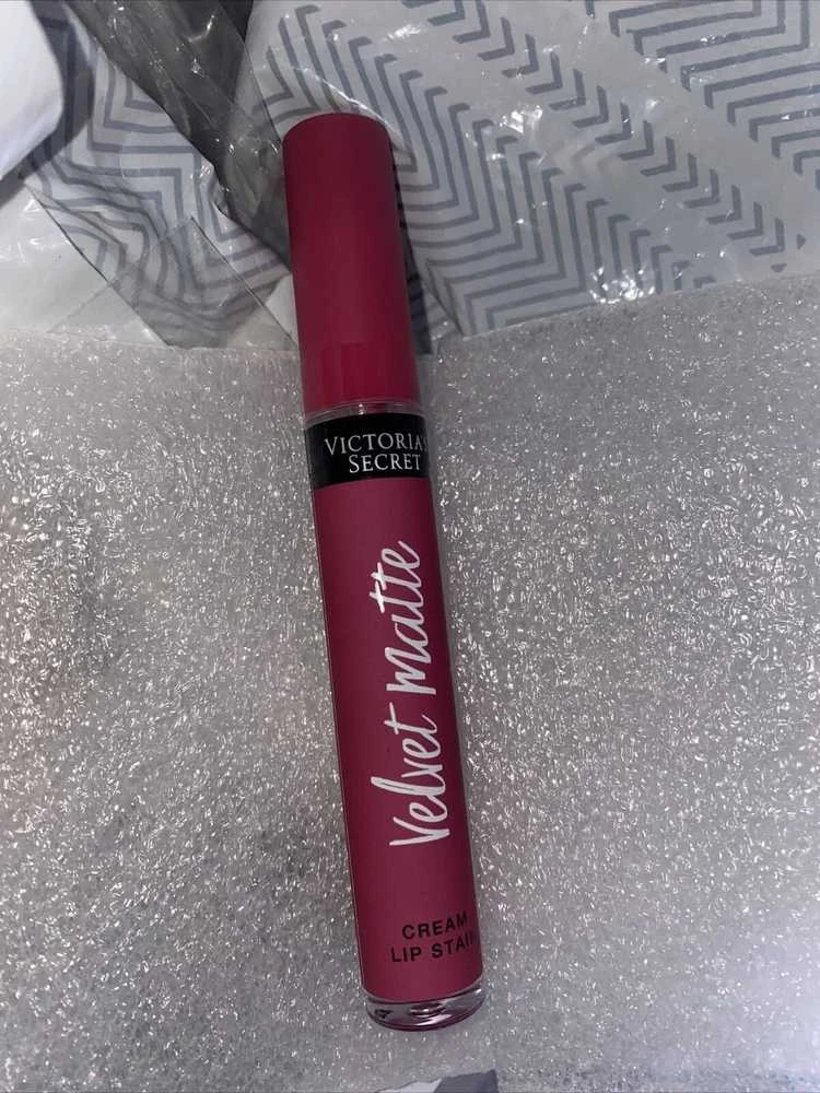 Victoria Secrets Victoria's Secret Victoria's Secret Velvet Matte Kreminis Lip Stain skysti lūpų dažai „Adore“, 3 ml