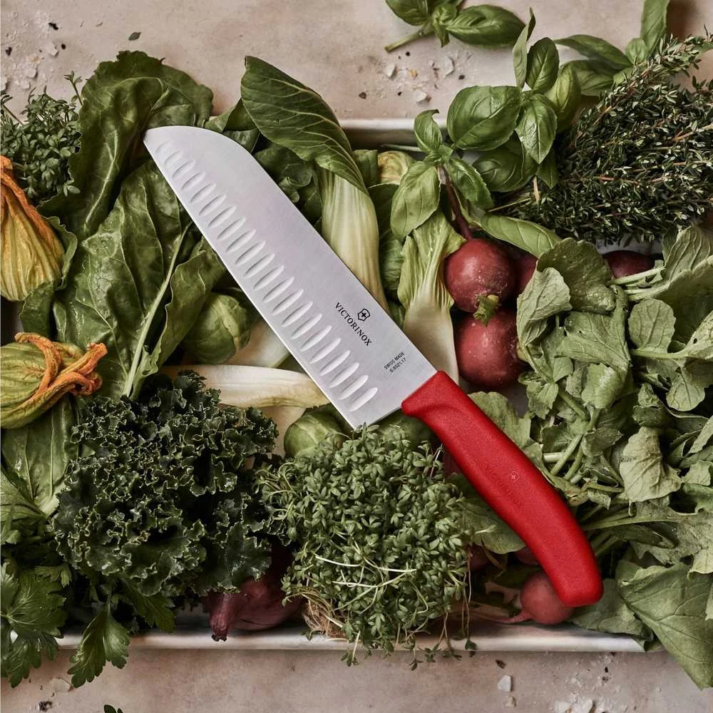 Victorinox V-6.85 21.17B Šveicariškas klasikinis Santoku peilis, 17 cm, raudonas