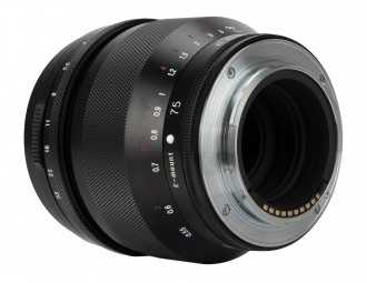 Voigtlander objektyvas Nokton 75 mm f/1,5, skirtas Sony E