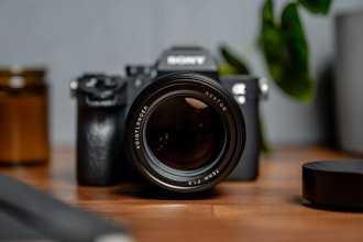 Voigtlander objektyvas Nokton 75 mm f/1,5, skirtas Sony E